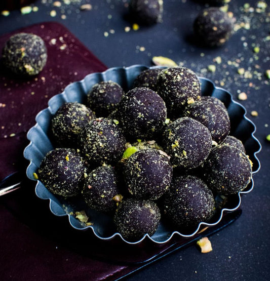 Selbstgemachte Sooperballs mit Nüssen, Trockenfrüchten und Superfoods – gesunde Energy Balls als proteinreicher Snack ohne Zuckerzusatz. Perfekt für zwischendurch!