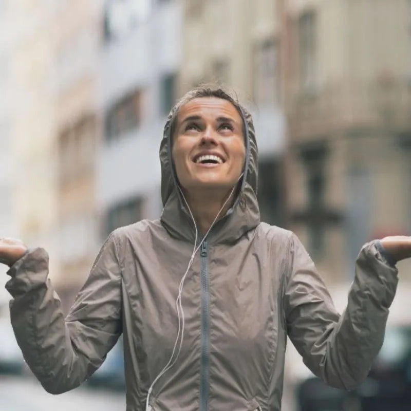 Frau in Regenjacke - Sooperfood ist gut für Imunsystem